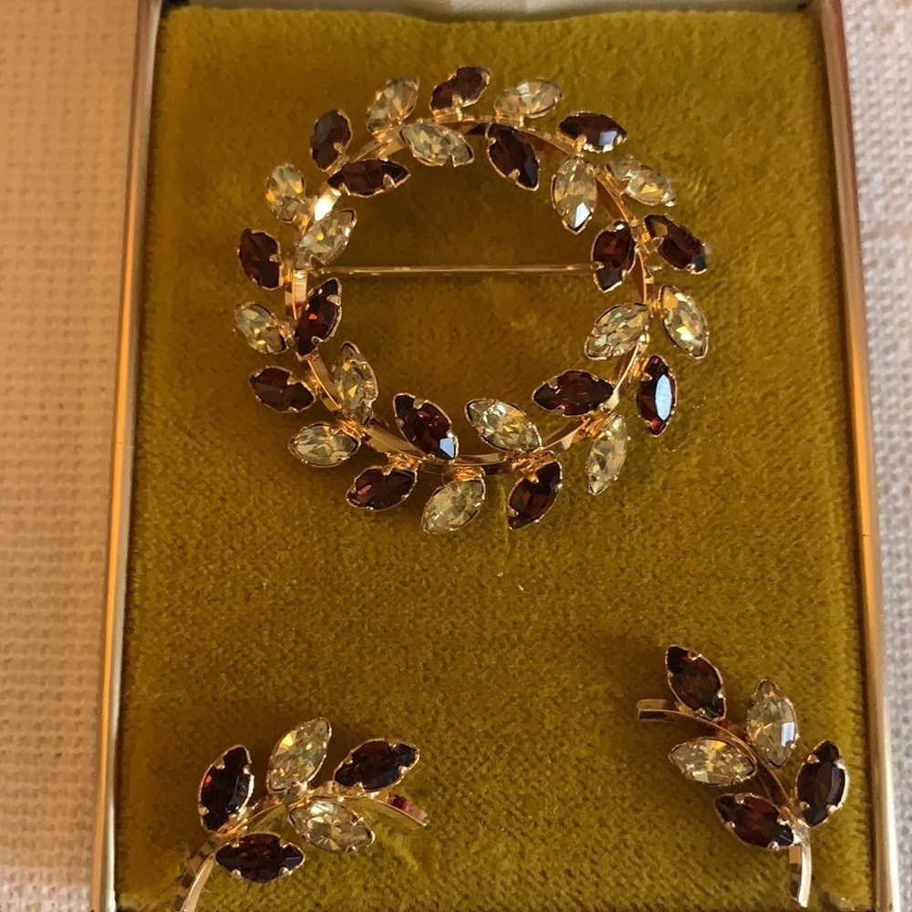 vintage brooch and screw back earrings 1950s